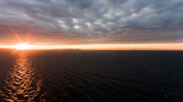 vista del amanecer sobre el dron de mar disparado en Estambul - Foto, Imagen