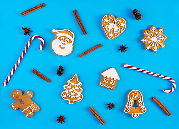 Biscuits maison de pain d'épice de Noël sur fond bleu. Vue du dessus - Photo, image