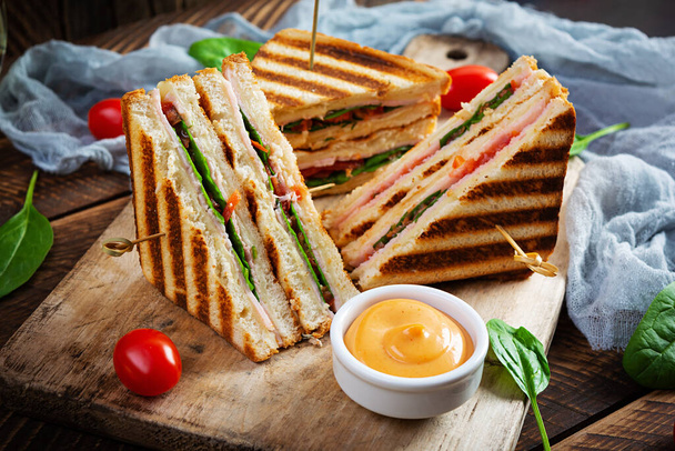 ハム、トマト、チーズ、ほうれん草とクラブサンドイッチ。焼きパニーニ - 写真・画像