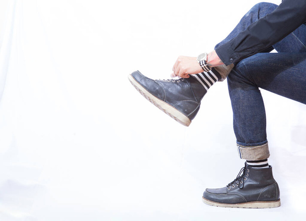 Ročník boty boty na bílém pozadí s džínami - Fotografie, Obrázek