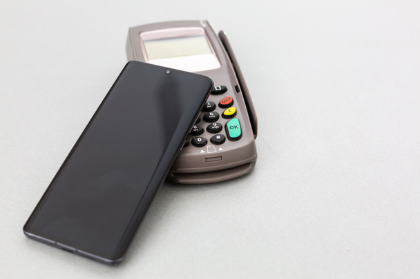 Cliente que utiliza el teléfono móvil para pagar por NFC - Foto, Imagen