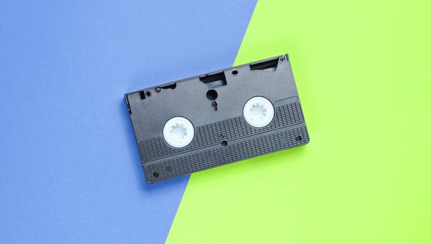 İki tonluk bir arka planda modası geçmiş bir video kaset, Top view. Minimalizm - Fotoğraf, Görsel