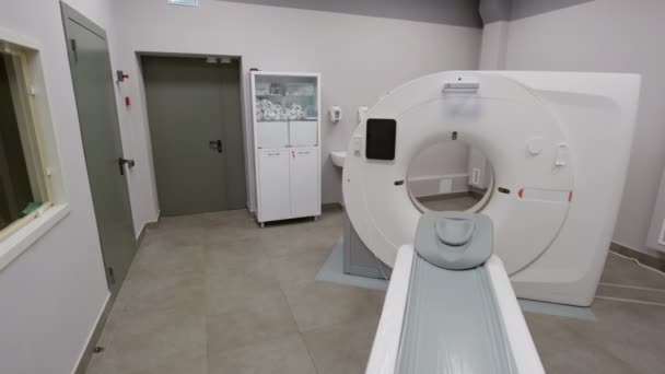 PAN des Radiologie-Raumes mit CT-Gerät im Krankenhaus - Filmmaterial, Video