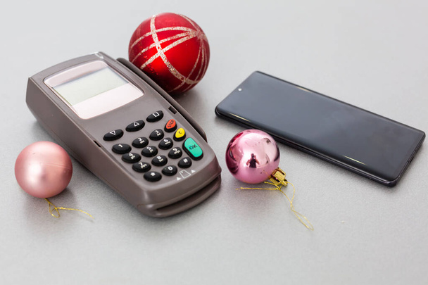 NFC 'nin ödemesi için cep telefonu kullanan müşteri - Fotoğraf, Görsel