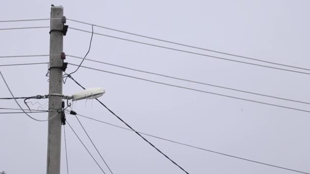 електричні дроти на кривій полюса на вітрі в грудні
 - Кадри, відео