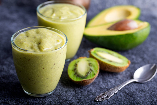 Yeşil smoothie kiwi muz ve avokado. Taze sulu yeşil detoks smoothie.  - Fotoğraf, Görsel