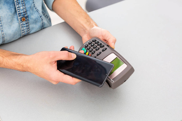 NFC 'nin ödemesi için cep telefonu kullanan müşteri - Fotoğraf, Görsel