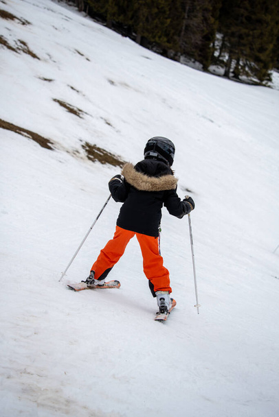 esquiar en la nieve. Un niño esquiador asiático en la pista de esquí. Vacaciones en Suiza. Feliz infancia.. - Foto, Imagen