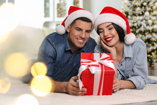 Happy couple with Christmas gift box at home - Foto, immagini