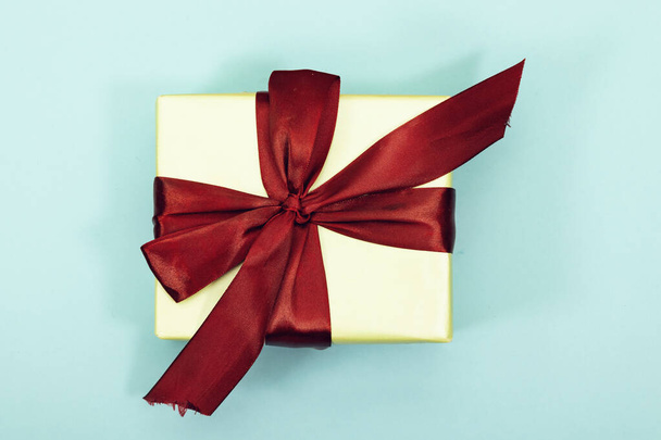 Fond de Noël avec boîte cadeau isolé sur bleu, préparation pour les vacances - Photo, image