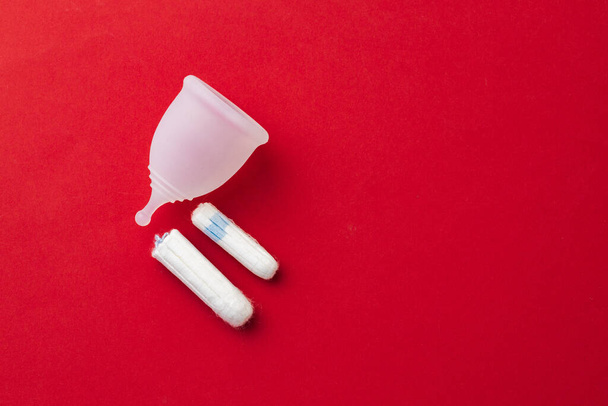 Puchar menstruacyjny i medyczny tampon zbliżenie - Zdjęcie, obraz