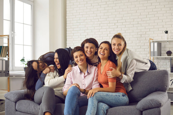 Grupa młodych, szczęśliwych kobiet śmiejących się i zabawiających podczas zabawy w domu - Zdjęcie, obraz