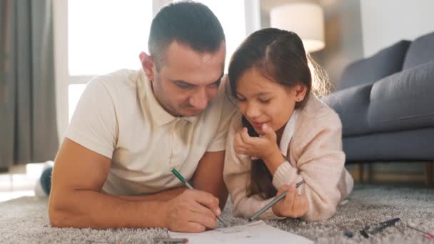 Père et fille communiquent, s'amusent et peignent ensemble. Concept d'une famille heureuse et de loisirs de qualité - Séquence, vidéo