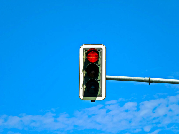 Traffic lights regulate road traffic - Φωτογραφία, εικόνα