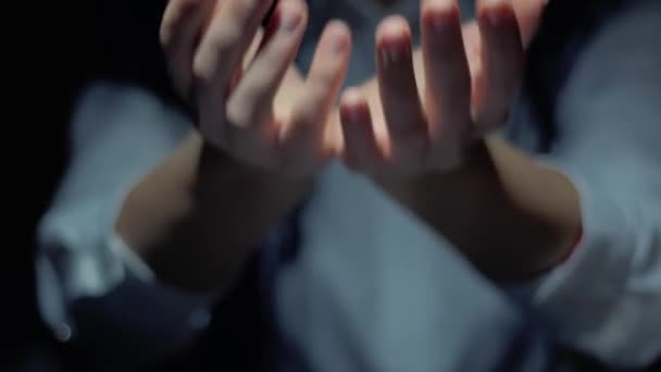 Le mani femminili mostrano tariffe olografiche - Filmati, video