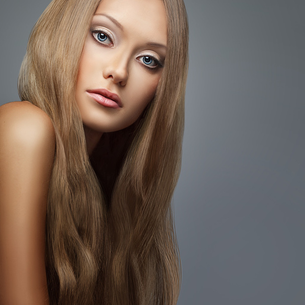 blond włosy. piękna kobieta z długimi włosami - Zdjęcie, obraz
