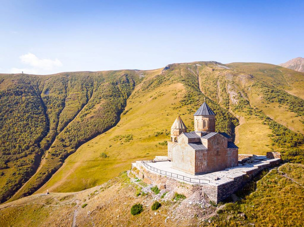 Widok z lotu ptaka na kościół Trójcy Gergeti na wzgórzu bez turysty. Kazbegi - Zdjęcie, obraz