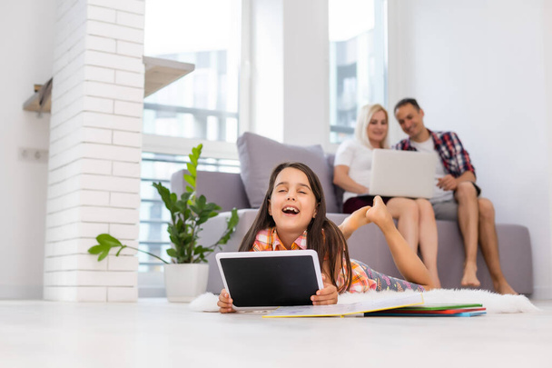 Щаслива сім'я використовує ноутбук разом на дивані в будинку
 - Фото, зображення