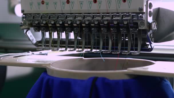 Aguja de primer plano de las máquinas de bordado que funcionan rápido en la industria textil en los fabricantes de prendas de vestir Kota Kinabalu, Sabah, Malasia. - Metraje, vídeo