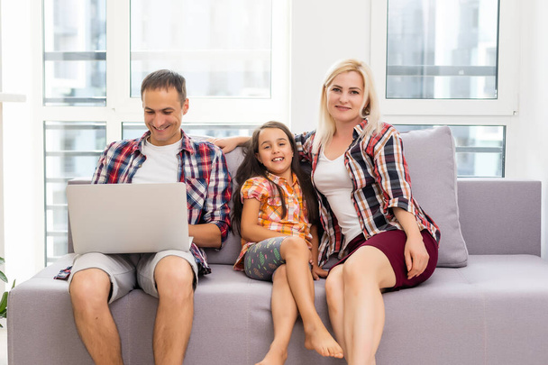Familie verbringt Zeit zu Hause - Foto, Bild