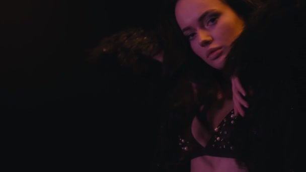 sexy Frau in BH und Kunstpelzjacke isoliert auf schwarz - Filmmaterial, Video