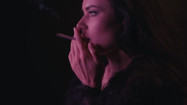 nuori nainen tupakointi eristetty musta savuke  - Materiaali, video