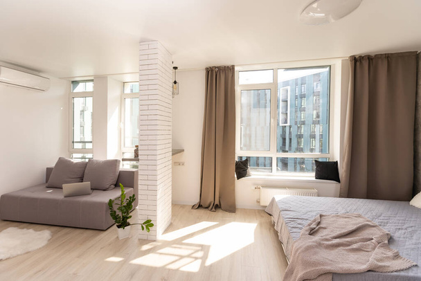 Modernes minimalistisches Design des hellen Wohnzimmers - Foto, Bild