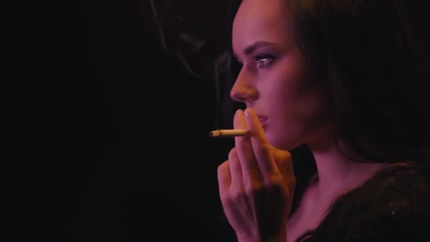sexy Frau Zigarette raucht isoliert auf schwarz  - Filmmaterial, Video