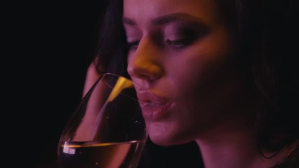 zblízka sexy mladá žena pití bílého vína na černé  - Záběry, video