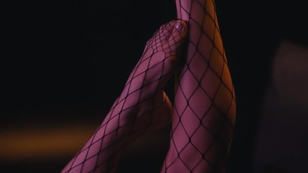 abgeschnittene Ansicht von sexy Frau in Netzstrumpfhosen auf schwarz  - Filmmaterial, Video