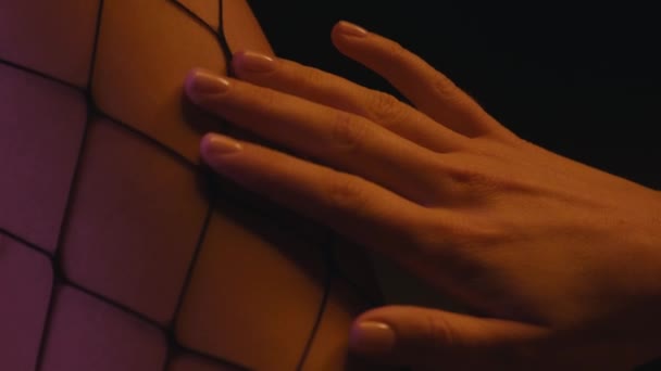 close-up van sexy vrouw aanraken lichaam op donkere achtergrond - Video