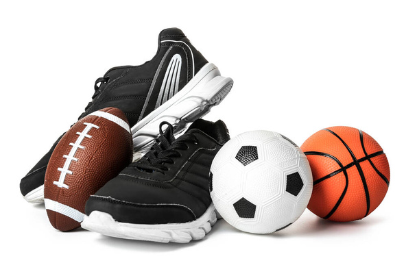 Piłki sportowe i trampki na białym tle - Zdjęcie, obraz