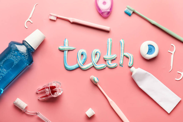 Set para higiene bucal y palabra TEETH sobre fondo de color - Foto, imagen