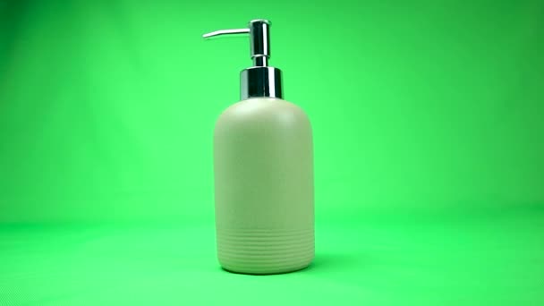 Folyékony szappan átlátszatlan üvegben, zöld alapon. Chromakey vagyok. Fénymásolási hely. - Felvétel, videó
