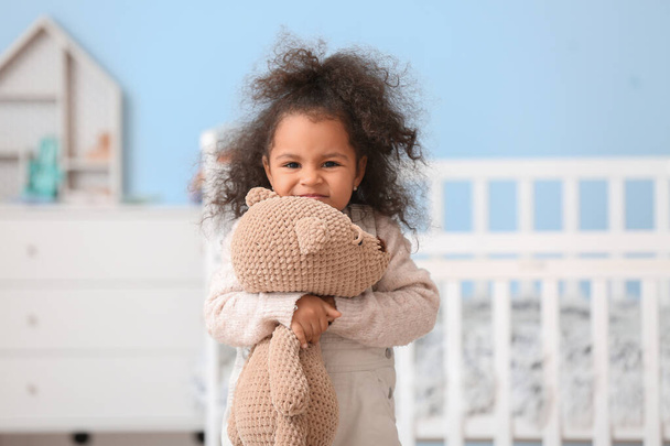 かわいいですアフリカ系アメリカ人の赤ん坊女の子とともにおもちゃ-ホーム - 写真・画像