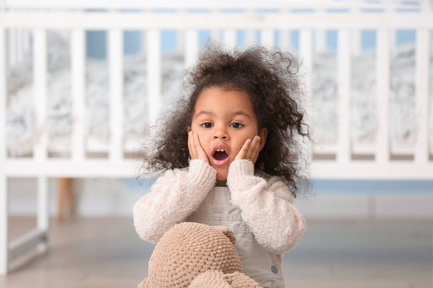 Chocado afro-americano bebê menina em casa - Foto, Imagem