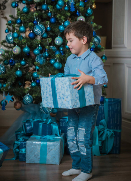 Miły chłopak w czasie Świąt Bożego Narodzenia, styl życia dzieci, Święta w domu - Zdjęcie, obraz
