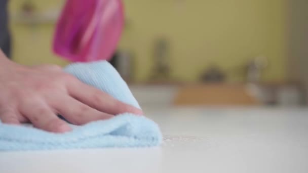 Jovem mulher limpeza mesa na cozinha, close-up - Filmagem, Vídeo