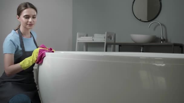 Genç bir kadın banyoyu temizliyor. - Video, Çekim