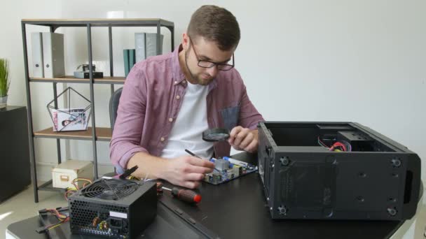 Technicien réparer l'ordinateur dans le centre de service - Séquence, vidéo