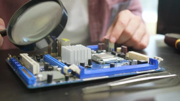 Technicus repareert computer in servicecentrum, close-up - Video