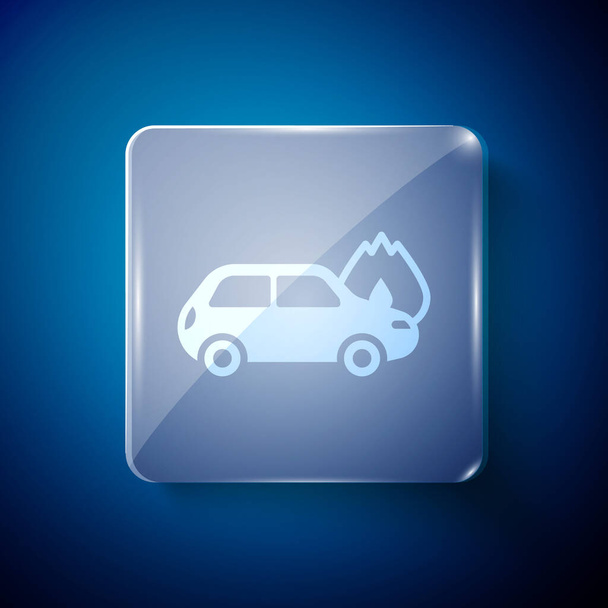 White Burning auto pictogram geïsoleerd op blauwe achtergrond. Auto in brand. Gebroken auto bedekt met vuur en rook. Vierkante glazen panelen. Vector. - Vector, afbeelding