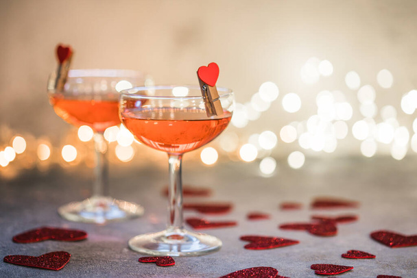 Festlicher rosafarbener Cocktail mit Champagner oder Prosecco zum Valentinstag. Brillenpaar - Foto, Bild