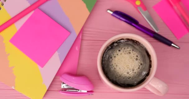 Ένα φλιτζάνι ζεστό καφέ και χαρτικά στο τραπέζι - Πλάνα, βίντεο