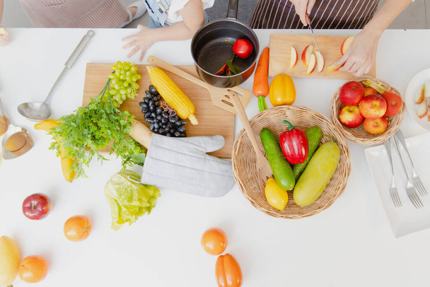 Decoração de mistura de frutas e vegetais na mesa da cozinha vista superior - Foto, Imagem