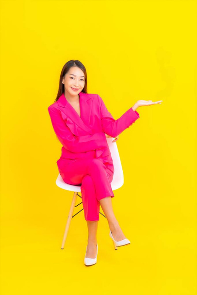 Retrato bonito jovem asiático mulher sorriso em ação na cor amarela fundo - Foto, Imagem