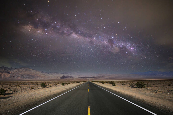 linhas rodoviárias no deserto do vale da morte, Califórnia, EUA
 - Foto, Imagem