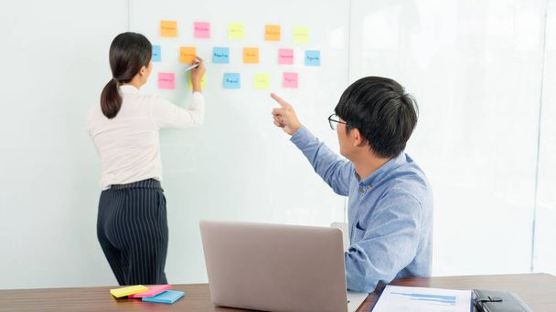 Бізнес-менеджер, який демонструє ідею своєї команди і наклеює багато паперу на скляне вікно, щоб успішно працювати в бізнес-зустрічі креативного офісу, планування та концепції управління
 - Фото, зображення