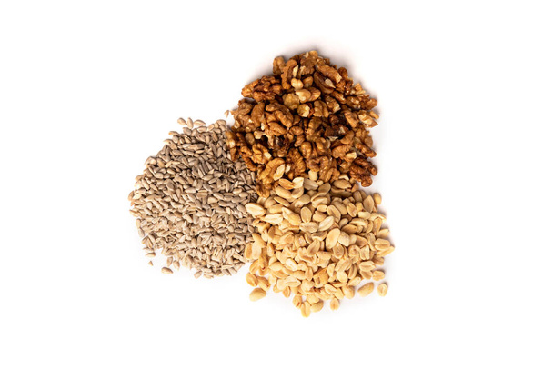 Slunečnicová semena, solené arašídy a vlašské ořechy izolované na bílém pozadí. - Fotografie, Obrázek