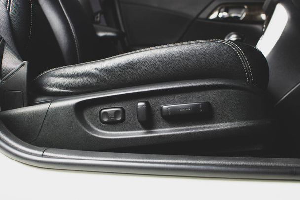 Tlačítko ovládání elektricky nastavitelného sedadla na straně spolujezdce v autě - Fotografie, Obrázek